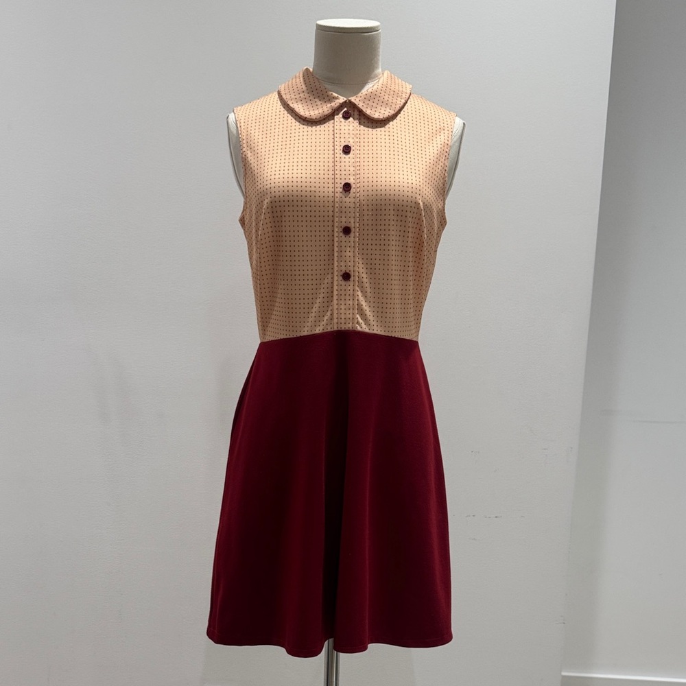 Chic Sleeveless Collared Dress in Cream and Red